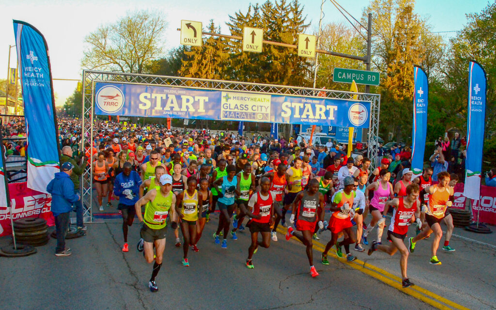 People beginning The Glass City Marathon